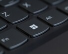 Gros plan sur un clavier d'ordinateur portable noir, avec la touche Windows mise au point