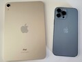 L'iPad mini et l'iPhone 13 Pro Max sont tous deux équipés d'un SoC A15 Bionic, mais ils diffèrent légèrement. (Image : Sanjiv Sathiah/Notebookcheck)