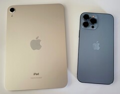 L&#039;iPad mini et l&#039;iPhone 13 Pro Max sont tous deux équipés d&#039;un SoC A15 Bionic, mais ils diffèrent légèrement. (Image : Sanjiv Sathiah/Notebookcheck)