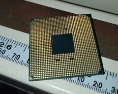 Ce Ryzen 9 5900X avec des broches tordues/cassées ne coûte que 3 $US. (Image Source : u/bogerton sur Reddit)