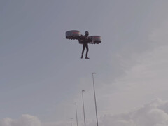 Une personne aux commandes du CopterPack3 (Source de l'image : CopterPack ; capture d'écran)