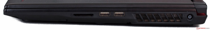 Côté droit : lecteur de carte SD, 2 USB A 3.0, entrée secteur.