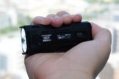La nouvelle lampe de poche EDC de Nitecore est facile à tenir (Source de l&#039;image : Andreas Sebayang/Notebookcheck.com)