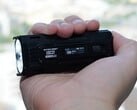 La nouvelle lampe de poche EDC de Nitecore est facile à tenir (Source de l'image : Andreas Sebayang/Notebookcheck.com)