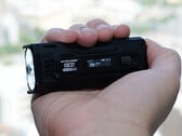 La nouvelle lampe de poche EDC de Nitecore est facile à tenir (Source de l'image : Andreas Sebayang/Notebookcheck.com)
