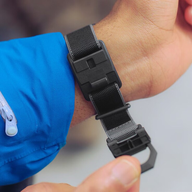 Vous pouvez ouvrir et fermer la boucle magnétique d'une seule main.