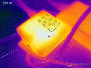 L'adaptateur CA atteint plus de 38°C lorsque les charges sont élevées
