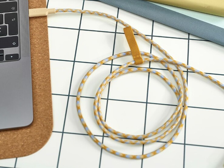 Le câble USB-C à USB-C IKEA Rundhult en beige/bleu (source d'image : IKEA)