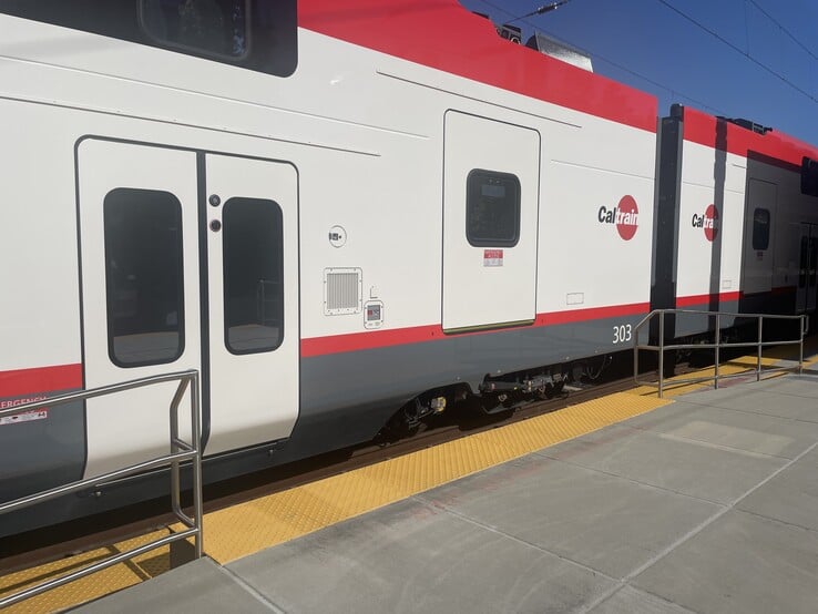 Particularité du nouveau Stadler Kiss Caltrain : Deux hauteurs d'embarquement pour une meilleure accessibilité (Source : Andreas Sebayang)