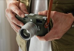 L'édition Safari de l'emblématique appareil photo à télémètre Leica M11-P sera disponible en vert olive (Image source : Leica)