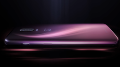 Le OnePlus 6T, fleuron de 2018, présenté dans sa variante de couleur violette. (Source de l'image : OnePlus)
