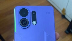 Prise en main d&#039;un smartphone de la série &quot;K13 Turbo&quot;. (Source de l&#039;image : ZionsAnvin via X)
