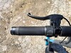 Les boutons de commande du SO4 Pro Max sont placés sur la poignée gauche.
