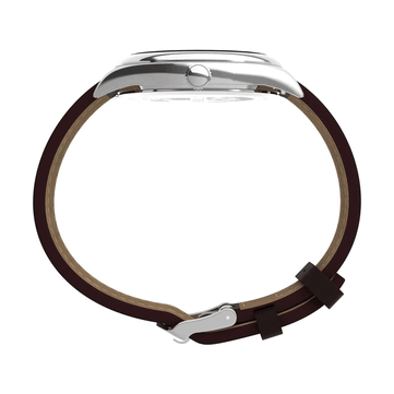 Vue de profil de la Timex Legacy Day and Date, mettant en valeur son boîtier en acier inoxydable poli, sa couronne cannelée, ses cornes incurvées et son bracelet en cuir marron sur fond blanc.