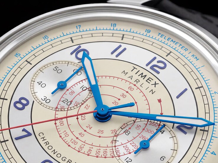 Gros plan sur le chronographe Timex Marlin Neo Classic, mettant en évidence ses échelles superposées de télémètre et de tachymètre ainsi que ses aiguilles luminescentes.