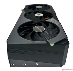 Design du ventilateur inspiré de l'aileron de requin sur l'Aorus GeForce RTX 4070 Ti Master