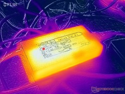 L'adaptateur CA atteint plus de 35 °C lorsque les charges sont élevées