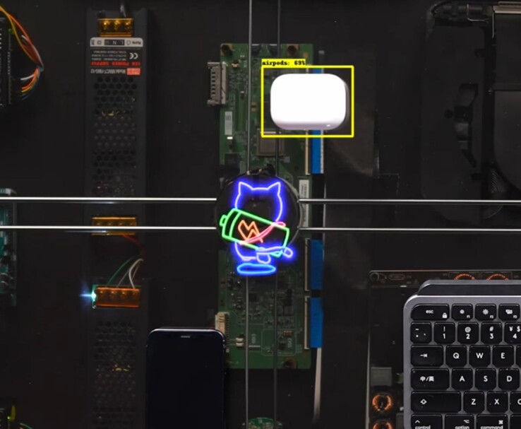 Le chargeur de bureau AirPower de HTX Studio recharge des AirPods tandis que le chat animé suit la bobine de recharge.