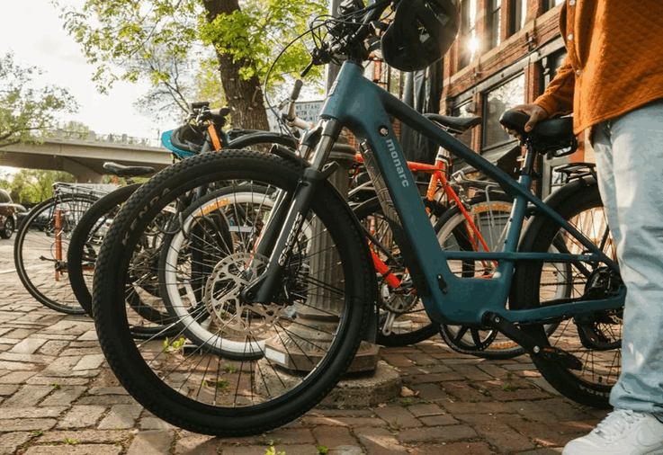 Le vélo électrique Monarc Tracer est disponible avec un cadre à enjambement haut