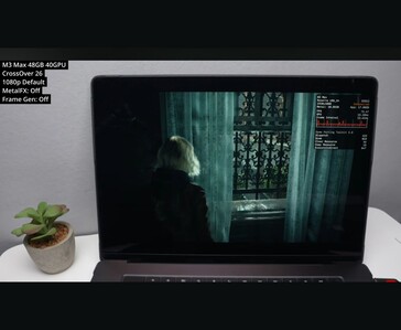 Resident Evil Requiem tournant sur le MacBook Pro M3 Max via CrossOver 26 en 1080p avec des paramètres par défaut montrant environ 73 FPS dans une scène d'intérieur.