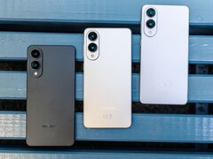 Trois smartphones Samsung Galaxy Edge en noir, argent et blanc placés côte à côte sur un banc bleu, mettant en évidence le design arrière ultrafin et la configuration à double caméraTrois smartphones Samsung Galaxy Edge en noir, argent et blanc placés côte à côte sur un banc bleu, mettant en évidence le design arrière ultrafin et la configuration à double caméra (Source de l'image : Notebookcheck)