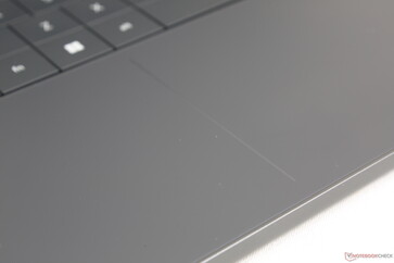 Il y a maintenant des contours visuels sur les bords du pavé tactile