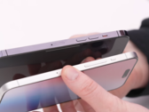 Le 14 Pro Max (en haut) avec le mannequin "15 Ultra". (Source : Unbox Therapy via YouTube)