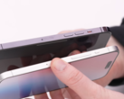Le 14 Pro Max (en haut) avec le mannequin "15 Ultra". (Source : Unbox Therapy via YouTube)
