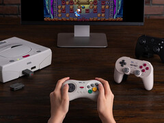 8BitDo a décidé de célébrer le 30ème anniversaire de la Sega Saturn avec deux nouveaux produits. (Source de l'image : 8BitDo)