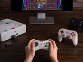 8BitDo a décidé de célébrer le 30ème anniversaire de la Sega Saturn avec deux nouveaux produits. (Source de l'image : 8BitDo)