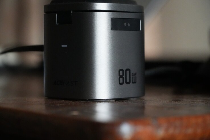La station de charge AceFast 6-en-1 80 W est compacte