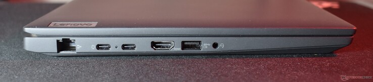 gauche : RJ45, USB4, USB C 3.2 Gen 2, HDMI, USB A 3.2 Gen 1, 3.5mm Audio