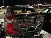 Véhicules endommagés chez un concessionnaire Tesla de Salem. Arrestation d'un suspect d'incendie criminel (Image source : Salem Police Department)