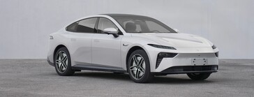 Vue latérale de la berline Dongfengs eπ 007 avec quatre moteurs de moyeu (Source d'image : MIIT)