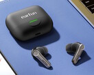 Les écouteurs sans fil EarFun Air Pro 4 Plus à double conducteur sont dotés d'un système de réduction du bruit AI à 6 microphones, d'une fonction Hi-Res Audio et d'une autonomie de 36 heures. (Source : EarFun)