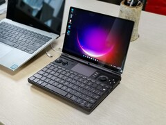 Le GPD Win Max 2 dispose d&#039;un clavier rétro-éclairé, d&#039;un trackpad et de boutons de contrôle. (Image source : GPD)