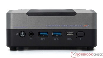 Face avant : Bouton d'alimentation, prise audio 3,5 mm, 2x USB 3.2 Gen 2, USB4, contrôle RGB