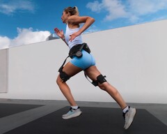 Le X Ultra (ci-dessus, attaché à une femme) peut décourager les coureurs chevronnés qui préfèrent l'entraînement aux appareils d'assistance, mais il pourrait être utile aux personnes souffrant de certains problèmes de santé (Source : Hypershell)