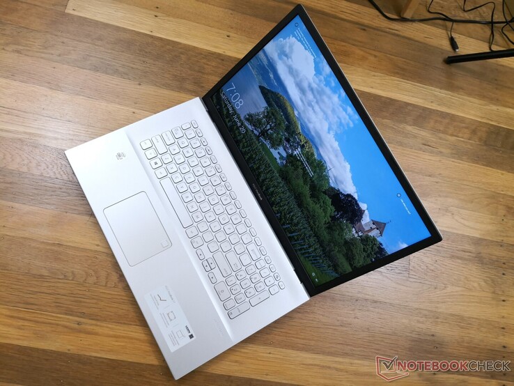 Le châssis du Vivobook 17 S712FA est largement fait de plastique avec des surfaces mattes, et d'une partie écran brossée, destinée à imiter l'aluminium brossé.