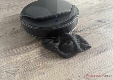 De nombreux obstacles se sont avérés insurmontables pour l'aspirateur robot : il a même déplacé une chaussette qui traînait par terre.