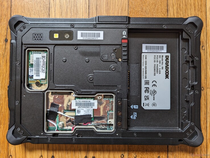 Le SSD M.2 2242, l'emplacement WAN et le module WLAN sont tous facilement accessibles via une plaque amovible à l'arrière
