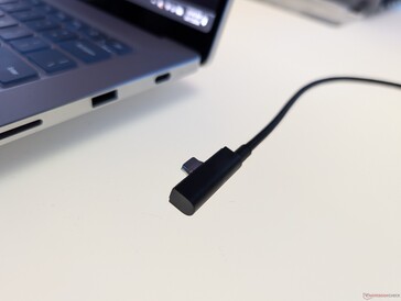 Gros plan du câble USB-C magnétique. Notez le connecteur légèrement plus épais qui est incompatible avec la plupart des autres ports USB-C