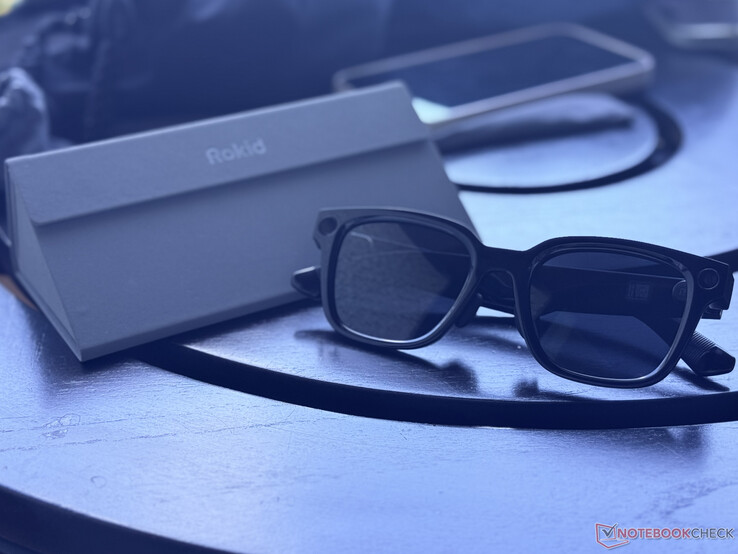 Les lunettes Rokid AI Glasses Style à côté de leur étui de transport pliable