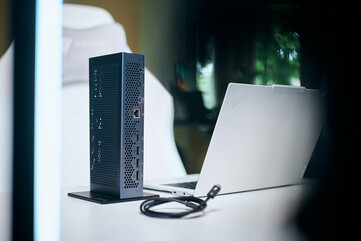 Orientation polyvalente : l’Aorus AI Box peut être positionnée à la verticale pour gagner de la place sur le bureau, ce qui permet d’accéder facilement à ses ports Thunderbolt 5 arrière, à son port HDMI 2.1, à ses trois ports DisplayPort et à