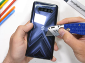 Le Black Shark 4 se prépare pour le test de pliage. (Source : YouTube)
