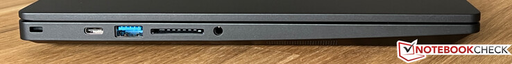 À gauche : verrou Kensington, USB-C 3.2 Gen 2 (10 GBit/s, Power Delivery, DisplayPort ALT mode 1.4), USB-A 3.2 Gen 1 (5 GBit/s), lecteur de cartes, audio 3,5 mm
