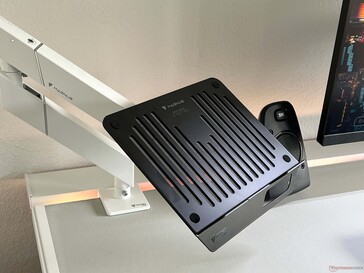 Le support pour ordinateur portable nécessite un bras supplémentaire pour le moniteur.
