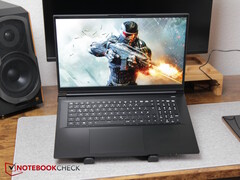 XMG Apex 17 sur un bureau