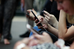 Une enquête récente révèle que les adolescents ont des idées plus complexes que vous ne le pensez sur l'utilisation des smartphones. (Source de l'image : Robin Worrall sur Unsplash - édité)