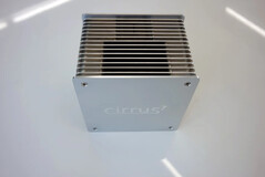 Face supérieure (Image Source : Cirrus7)